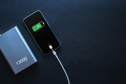 Powerbanks sind im Flugzeug erlaubt – aber nur unter bestimmten Bedingungen.