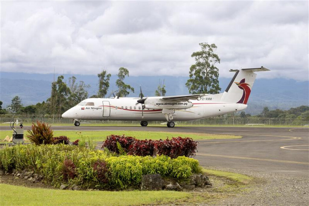 Eine Q300 von Air Niugini rollt auf demRollfeld von Tari