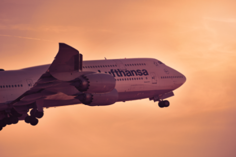 Bis zu 440 Tonnen schwer kann die Boeing 747-8 beim Abflug sein. Dennoch hebt sie dank des Schubs und der richtigen Flügelstellung federgleich vom Erdboden ab.