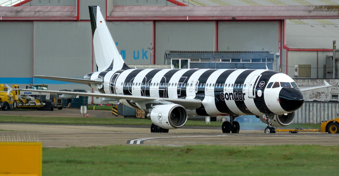 Schwarz-weiß gestreift in den Farben der Eintracht: Condor hat den Airbus A320 D-AICR zum offiziellen Eintracht-Frankfurt-Flieger gemacht.