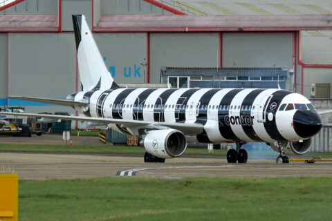 Schwarz-weiß gestreift in den Farben der Eintracht: Condor hat den Airbus A320 D-AICR zum offiziellen Eintracht-Frankfurt-Flieger gemacht.