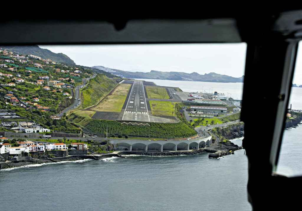 Die heutige Landebahn ist am hinteren Ende auf Stelzen verlängert. 