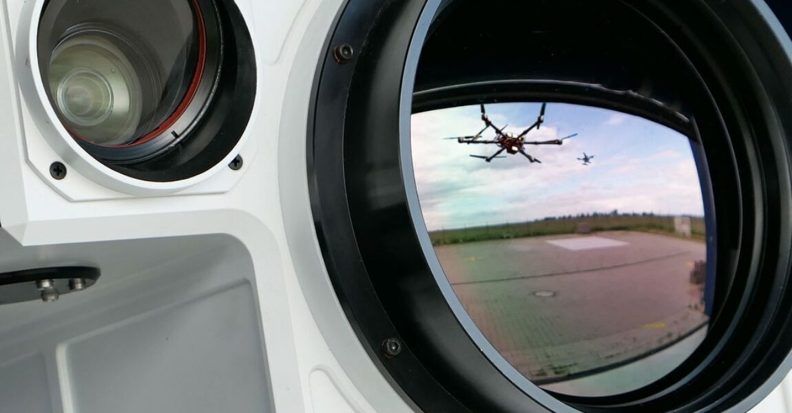 Das mobile Detektionssystem erkennt Drohnen frühzeitig. Auch eine Positionsbestimmung ist mit einem Gerät wie diesem möglich.