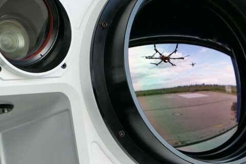 Das mobile Detektionssystem erkennt Drohnen frühzeitig. Auch eine Positionsbestimmung ist mit einem Gerät wie diesem möglich.