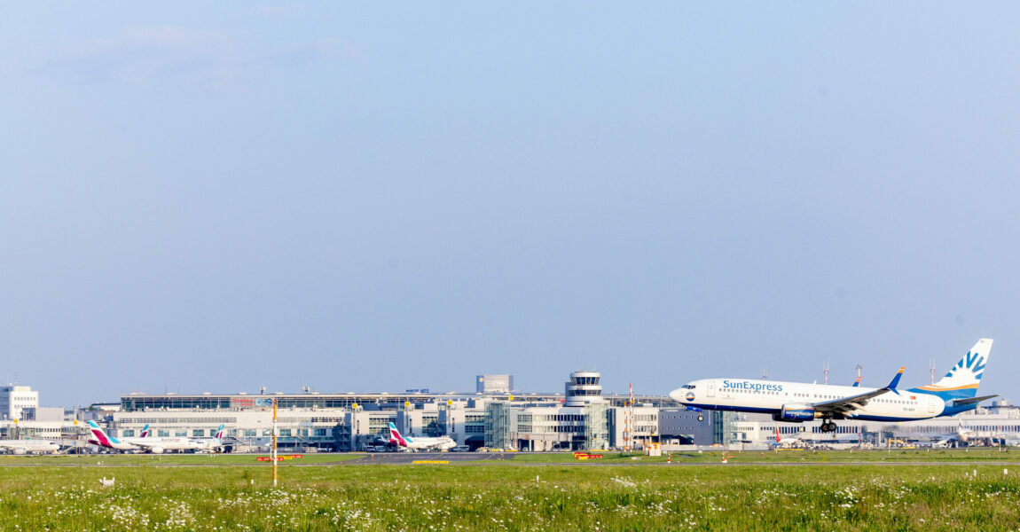 Der Flughafen Düsseldorf war im Sommer bereits deutlich besser ausgelastet. Doch sein Vor-Pandemie-Niveau hat der Verkehr vor Ort noch nicht erreicht.