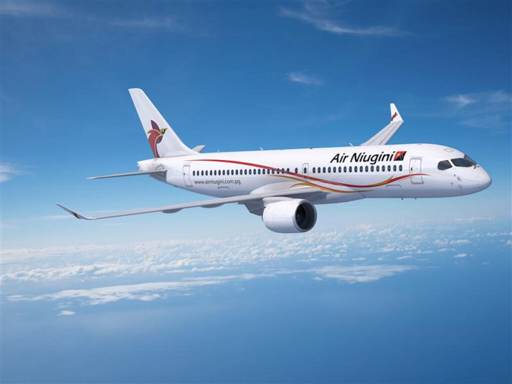 Airbus A220 von Air Niugini in der Luft im Flug