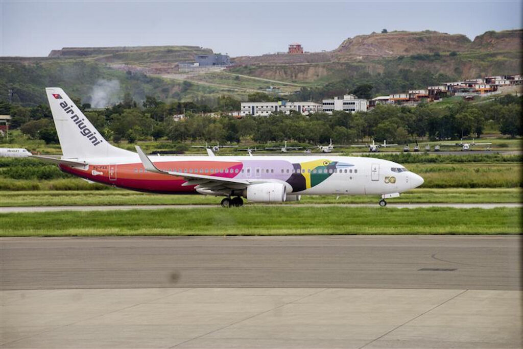 Eine Boeing 737-800 von Air Niugini mit Paradiesvogel-Sonderlackierung