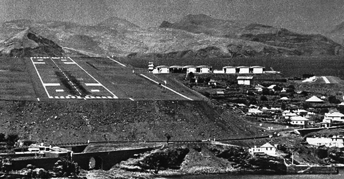 Das historische Bild zeigt die damals noch kurze Piste und an deren Ende den Abhang, den die Boeing 727 herabstürzte 