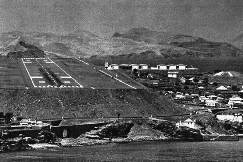 Das historische Bild zeigt die damals noch kurze Piste und an deren Ende den Abhang, den die Boeing 727 herabstürzte 