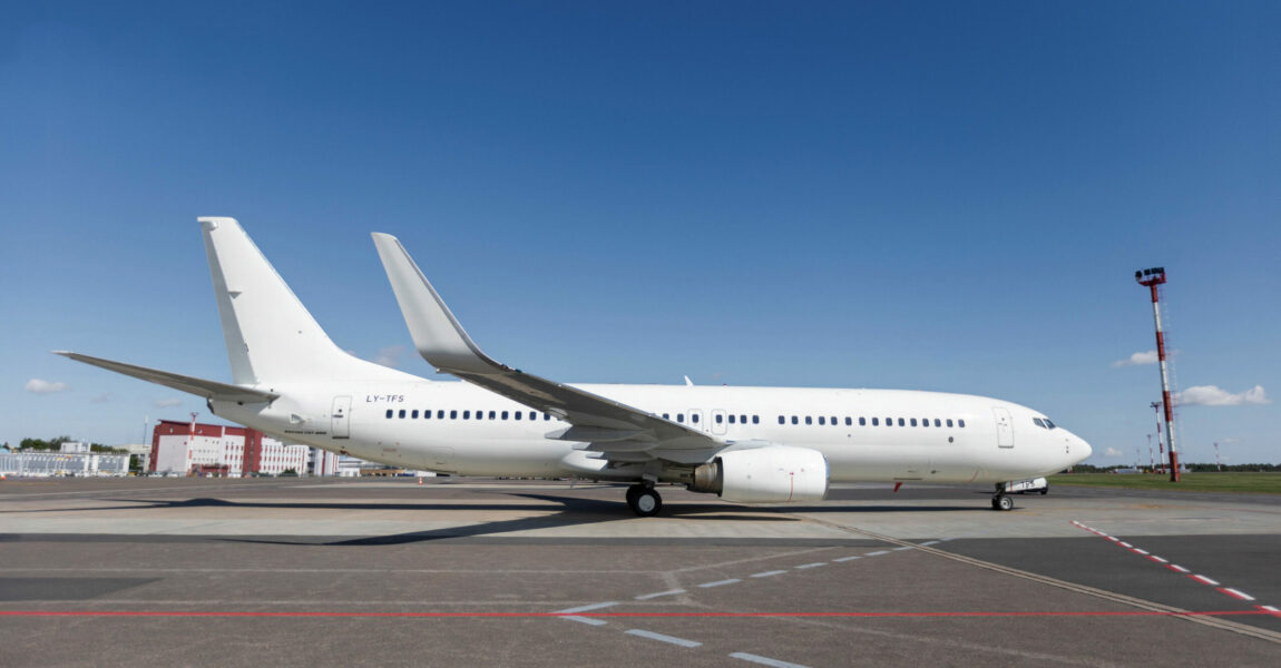 Die von Klasjet im ACMI-Geschäft eingesetzten 737-800 fliegen ohne Schriftzug in neutralem Weiß.