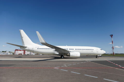 Die von Klasjet im ACMI-Geschäft eingesetzten 737-800 fliegen ohne Schriftzug in neutralem Weiß.