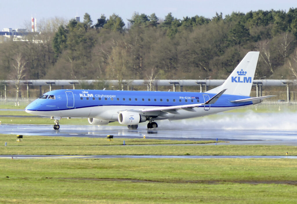 Wenn die Piste nass ist (wie bei einer KLM-Embraer in Hamburg), kann es nach dem Aufsetzten zu Aquaplaning kommen, was die Verzögerung der Maschine behindert.