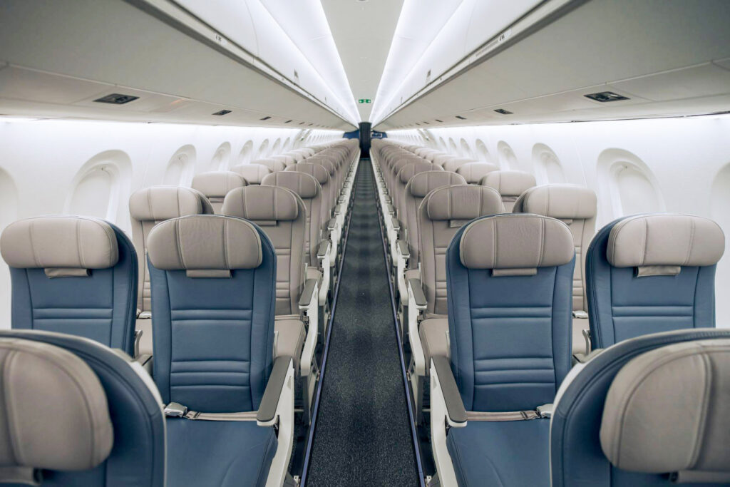 Interior einer Embraer 195-E2 von Porter Airlines.