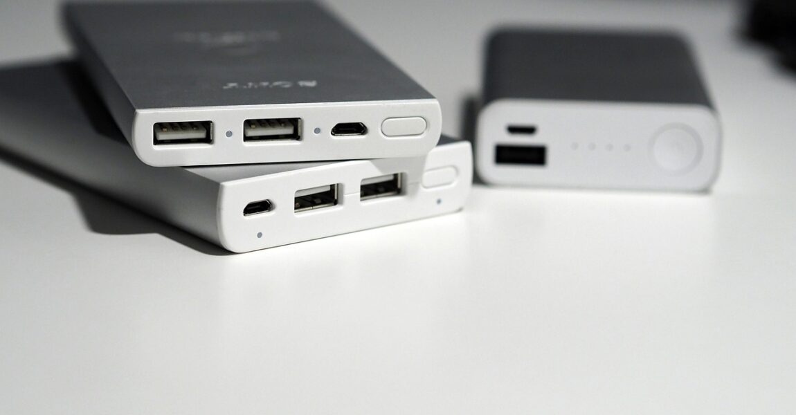 Powerbanks dürfen im Flugzeug nur im Handgepäck transportiert werden – ihre Nutzung an Bord ist bei vielen Airlines inzwischen verboten.