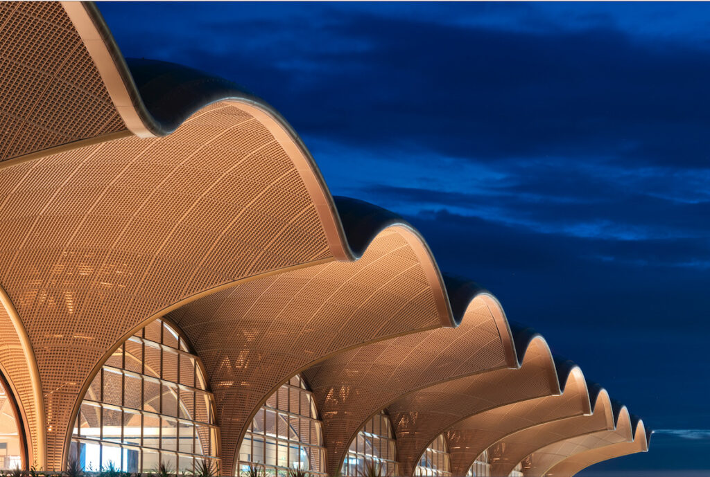 Das geschwungene Dach des Terminal des Techno International Airports in Phnom Penh, Kambodscha.