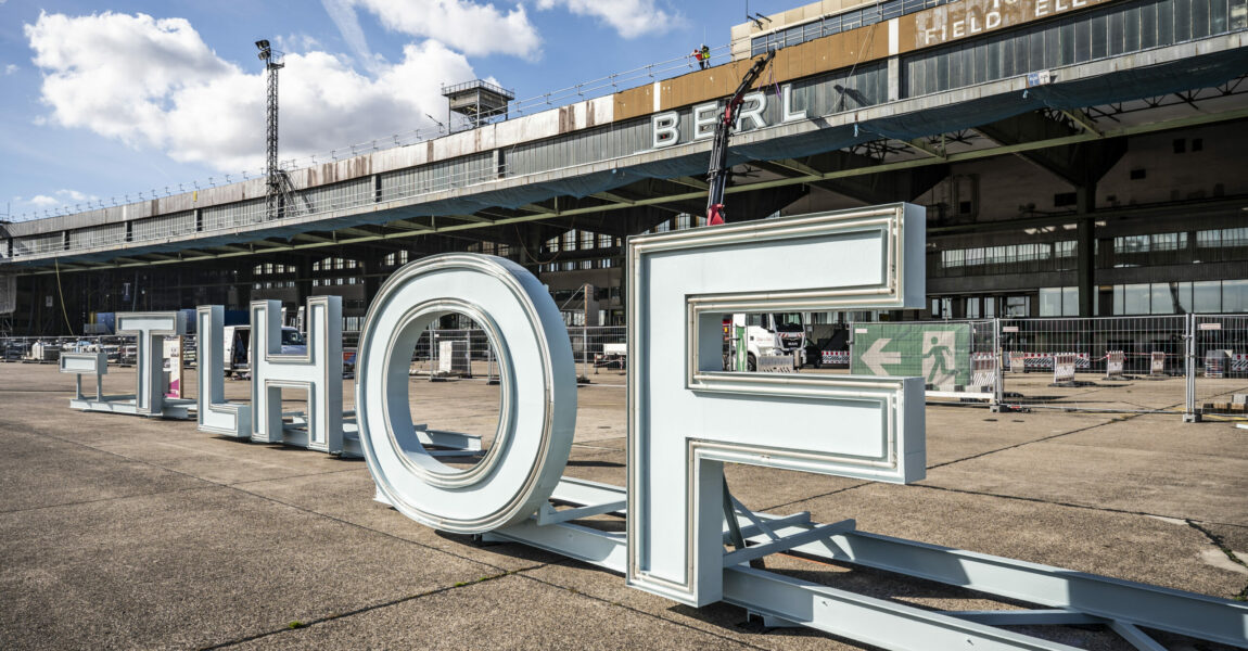 Seit seiner Errichtung 1973 prägt der Schriftzug das Stadtbild.