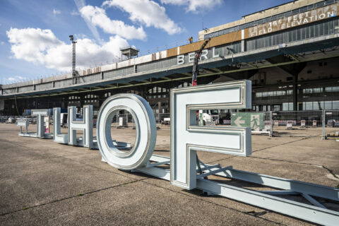 Seit seiner Errichtung 1973 prägt der Schriftzug das Stadtbild.
