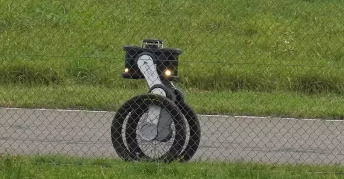 Am Flughafen Stuttgart patrouilliert nun ein KI-Roboter.