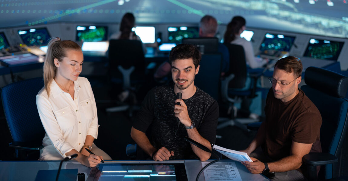 Der Bedarf an Fluglotsinnen und Fluglotsen ist groß. Die Ausbildung erfolgt in zwei Teilen Theorie und Simulation sowie eine Praxisphase