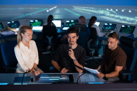 Der Bedarf an Fluglotsinnen und Fluglotsen ist groß. Die Ausbildung erfolgt in zwei Teilen Theorie und Simulation sowie eine Praxisphase