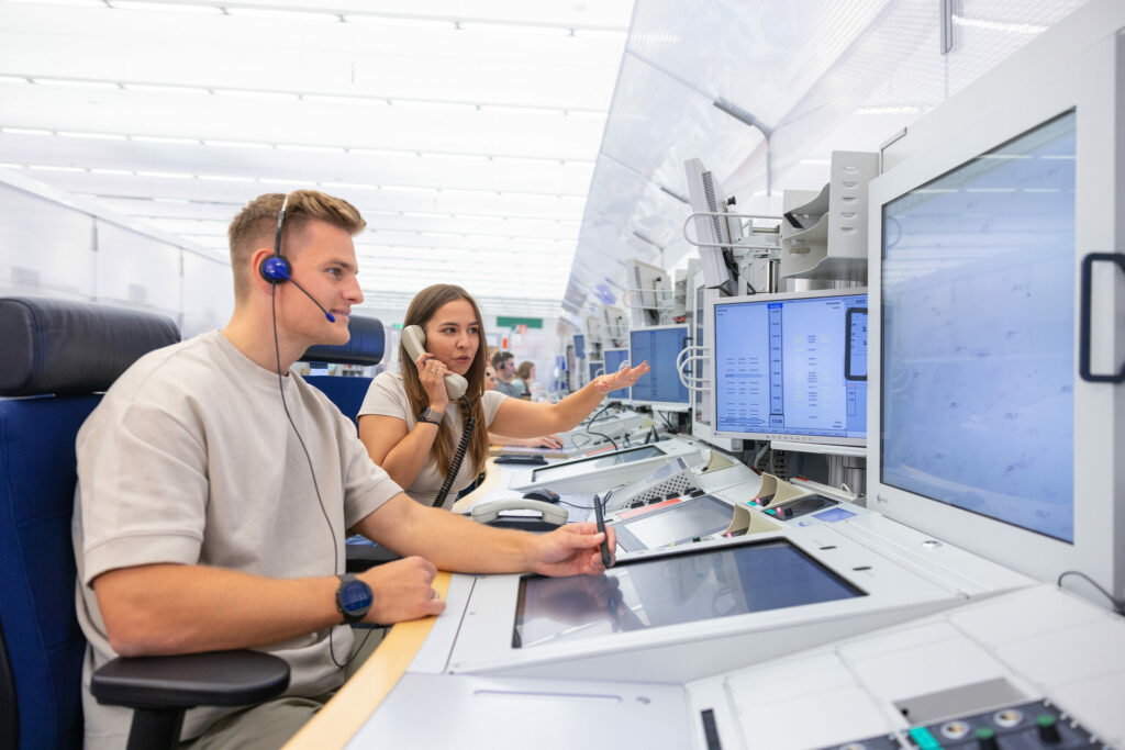 Fluglotsinnen und Fluglotsen am Arbeitsplatz im Tower