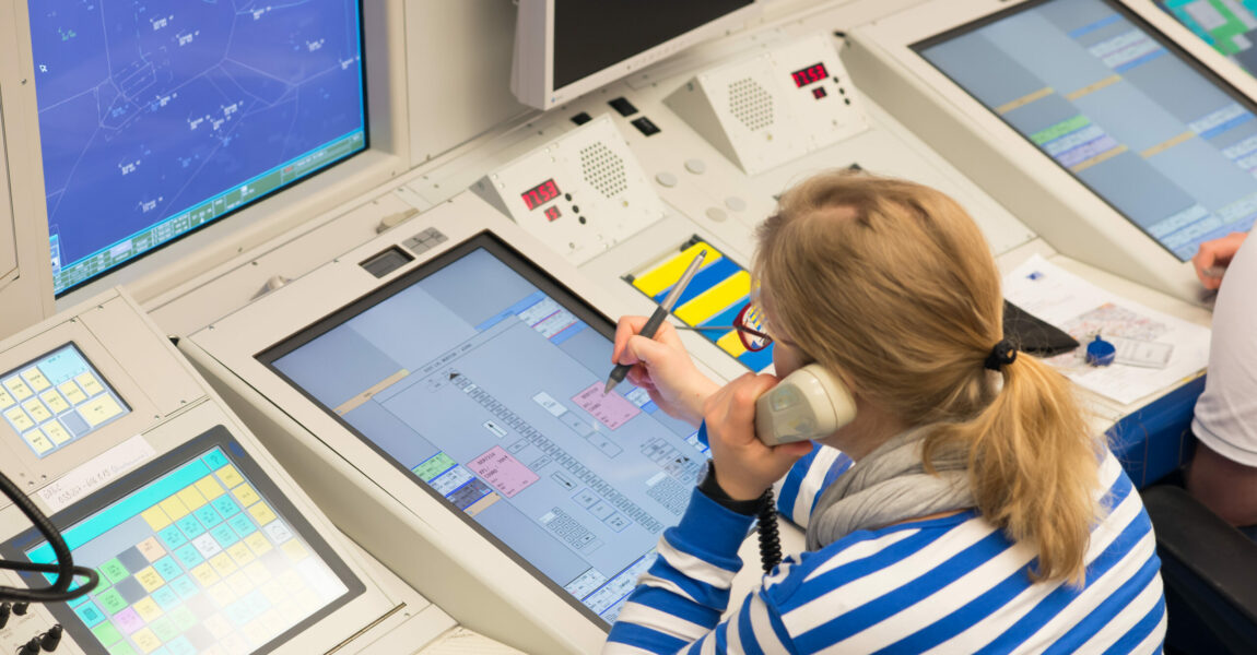 Nicht alleine Fluglotsen sind für die Flugsicherung verantwortlich.