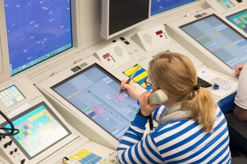 Nicht alleine Fluglotsen sind für die Flugsicherung verantwortlich.