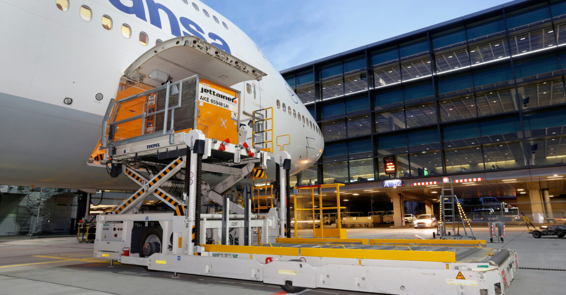 Flugzeugabfertigung mit Elektrofahrzeugen.