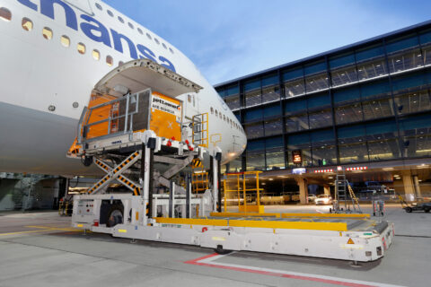 Flugzeugabfertigung mit Elektrofahrzeugen.