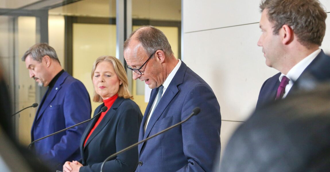 Von links: CSU-Chef Markus Söder, die Bundesministerin für Arbeit und Soziales Bärbel Bas (SPD), der Bundeskanzler Friedrich Merz (CDU) und der Finanzminister Lars Klingbeil (SPD) präsentierten das Entlastungspaket für den Luftverkehr.