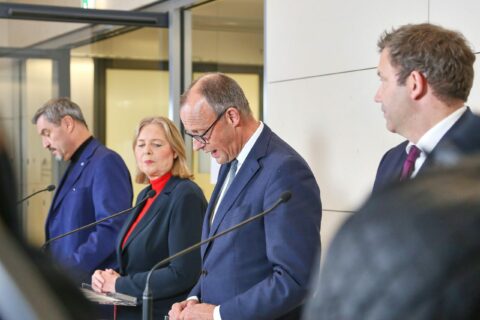 Von links: CSU-Chef Markus Söder, die Bundesministerin für Arbeit und Soziales Bärbel Bas (SPD), der Bundeskanzler Friedrich Merz (CDU) und der Finanzminister Lars Klingbeil (SPD) präsentierten das Entlastungspaket für den Luftverkehr.