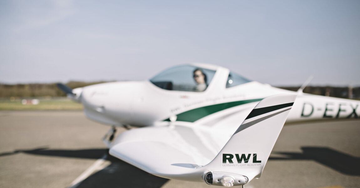 Die RWL German Flight Academy bildet derzeit 160 Flugschülerinnen und -schüler zum Verkehrspiloten aus. In der Praxis kommen 18 Flugzeuge zum Einsatz, darunter Aquila A 210. 
