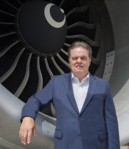 Joe Moser, Geschäftsführer der AeroLogic, vor dem Triebwerk einer Boeing 777