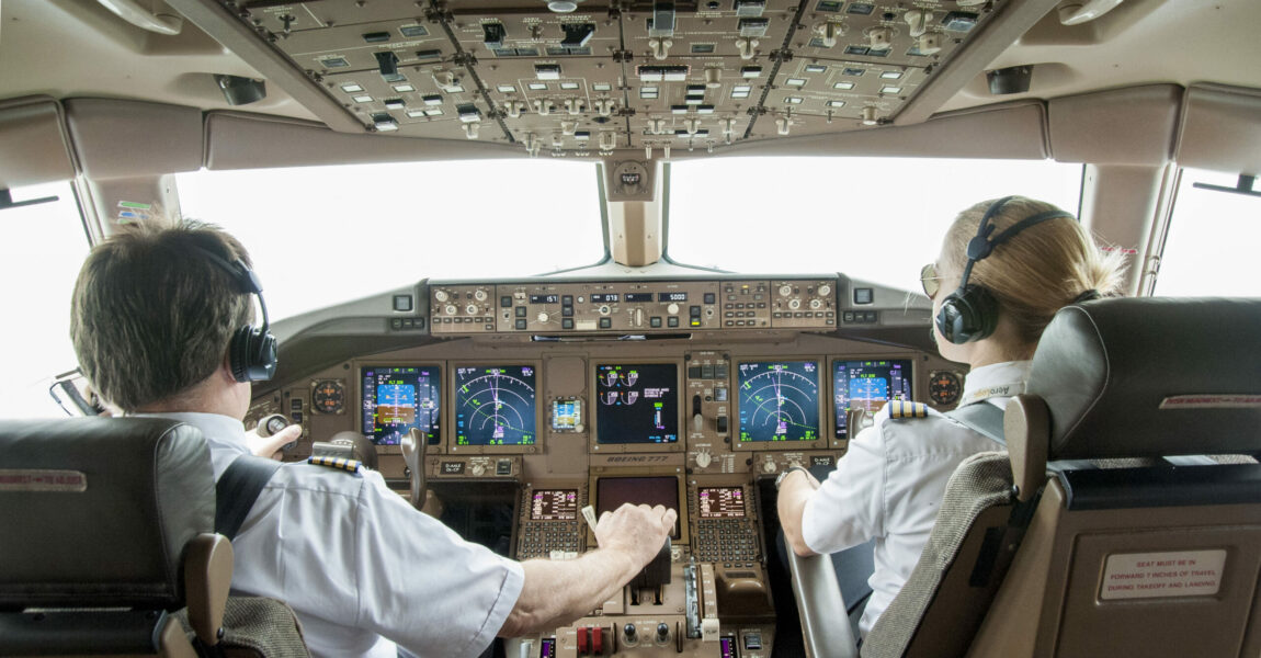 Ein Verkehrsflugzeug zu fliegen, ist Teamarbeit. Kapitän (links) und First Officer (rechts) arbeiten Hand in Hand.