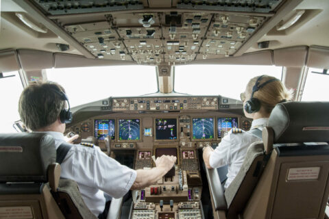 Ein Verkehrsflugzeug zu fliegen, ist Teamarbeit. Kapitän (links) und First Officer (rechts) arbeiten Hand in Hand.