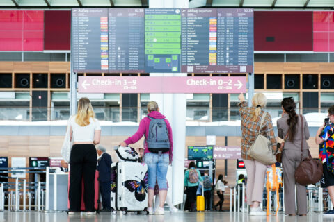 Auf dem Weg zum Gate: Eine Bordtasche und ein Trolley gehören bei vielen Airlines zum erlaubten Handgepäck.