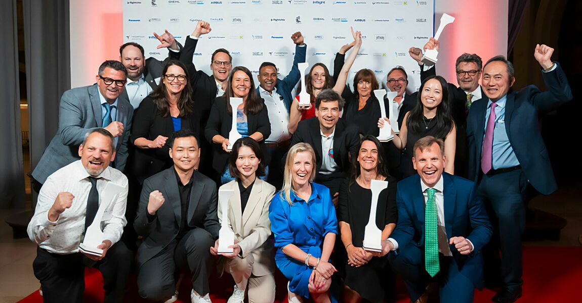 Die Gewinner des Crystal Cabin Award 2025 zeigen stolz ihre Trophäen nach deren feierlichen Übergabe.