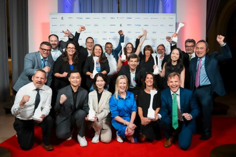 Die Gewinner des Crystal Cabin Award 2025 zeigen stolz ihre Trophäen nach deren feierlichen Übergabe.