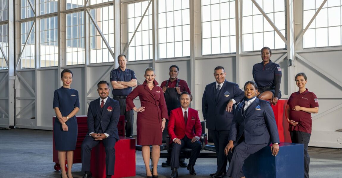 Das Design der neuen Uniformen spiegelt die Markenfarben von Delta wider.