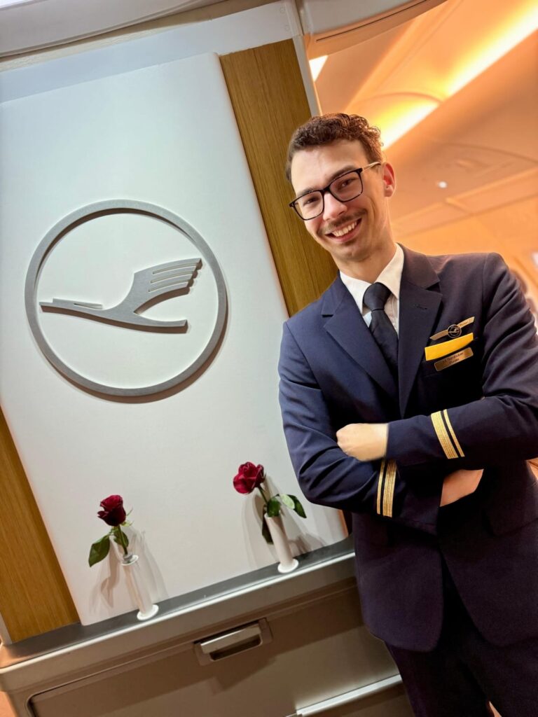 Manfred Samhuber ist für die Lufthansa Purser 1 in München.