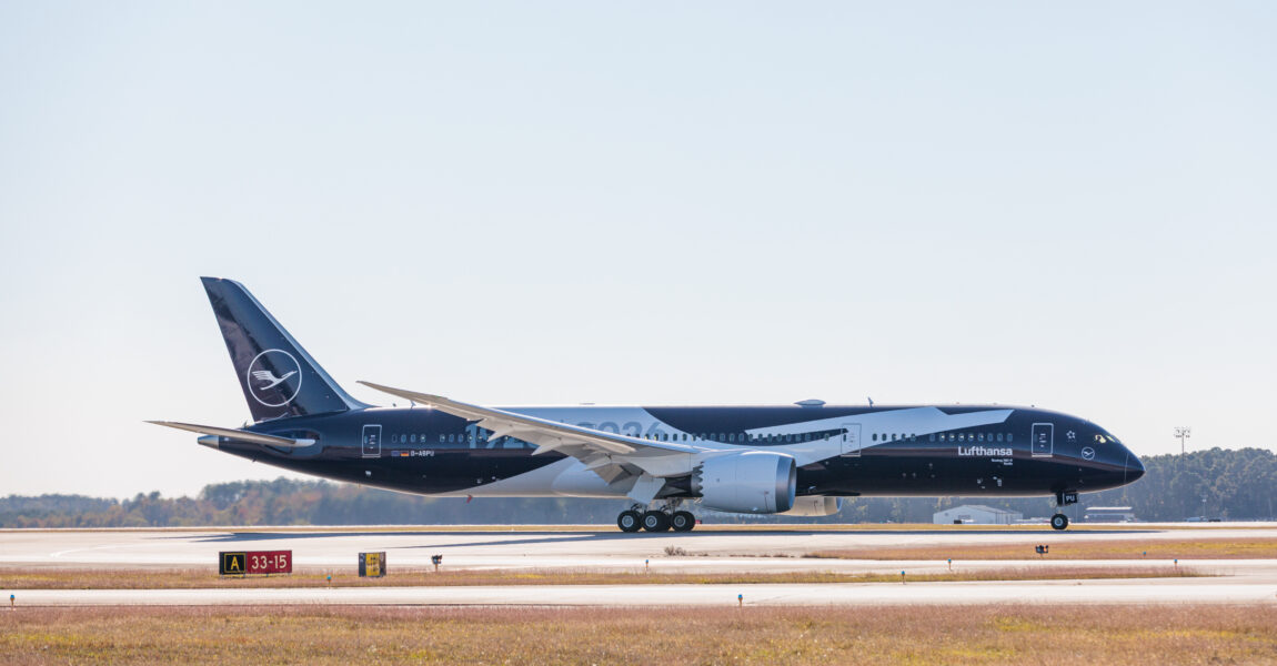 Lufthansa feiert im kommenden Jahr 100. Geburtstag und hat einer zur Auslieferung anstehenden Boeing 787-9 eine Sonderlackierung gegönnt.