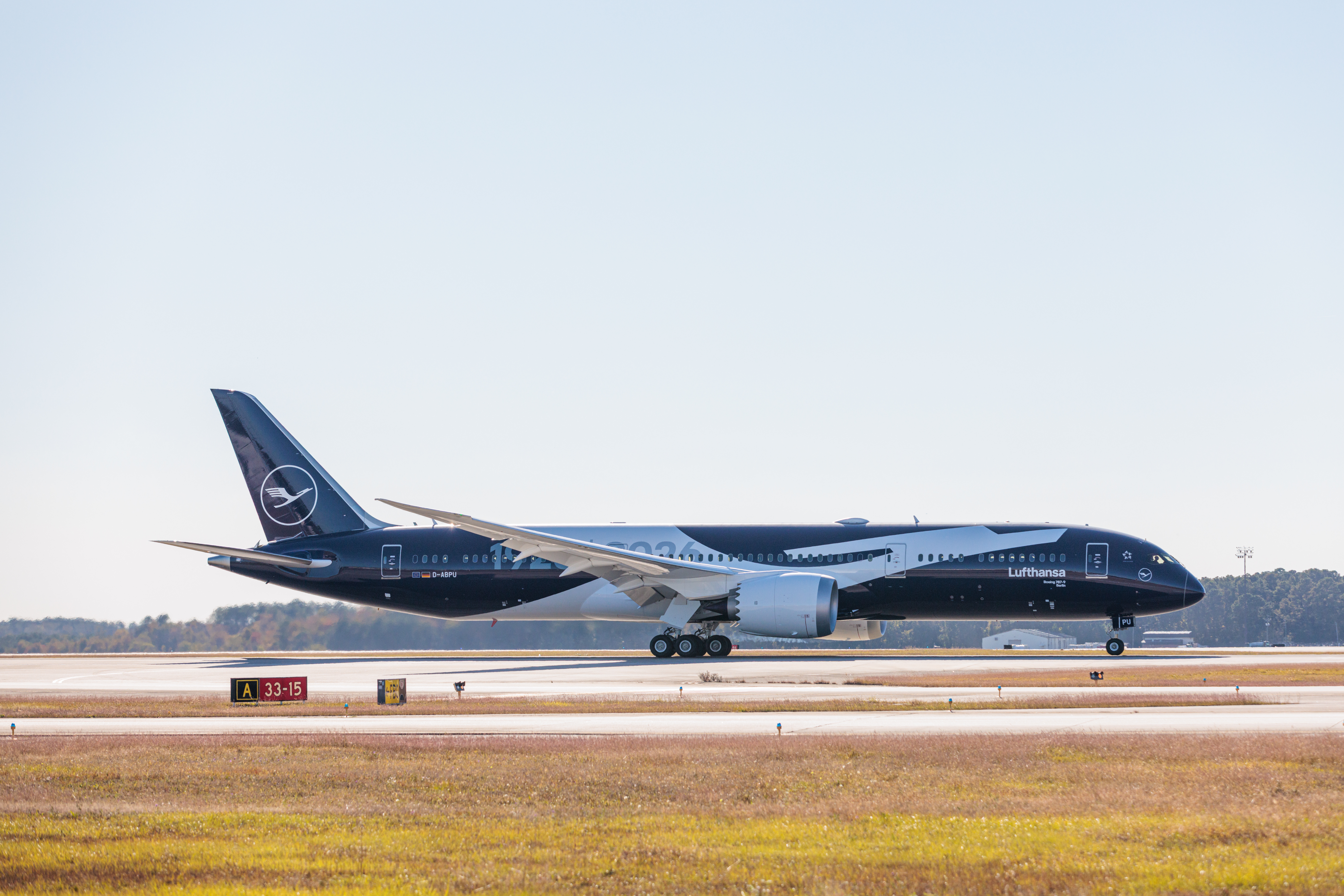 Lufthansa feiert im kommenden Jahr 100. Geburtstag und hat einer zur Auslieferung anstehenden Boeing 787-9 eine Sonderlackierung gegönnt.