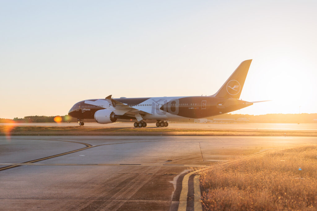 Eine 787-9 der Lufthansa in der Sonderlackierung "100 Jahre".