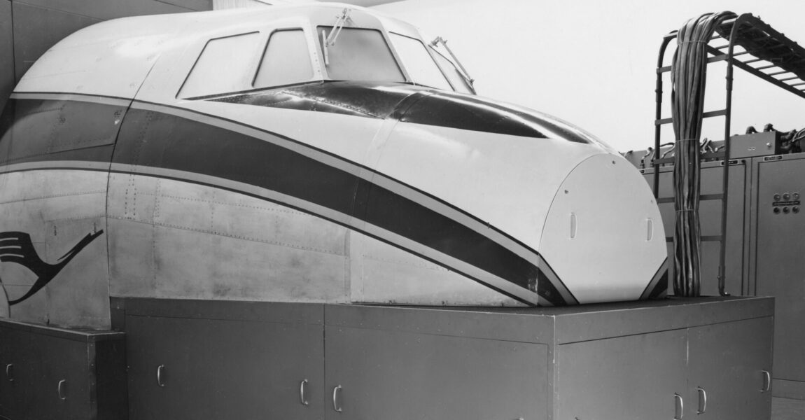 Der erste Flugsimulator der Lufthansa des Jahres 1957. Er war damals das modernste Schulungsgerät für die Cockpitcrews.
