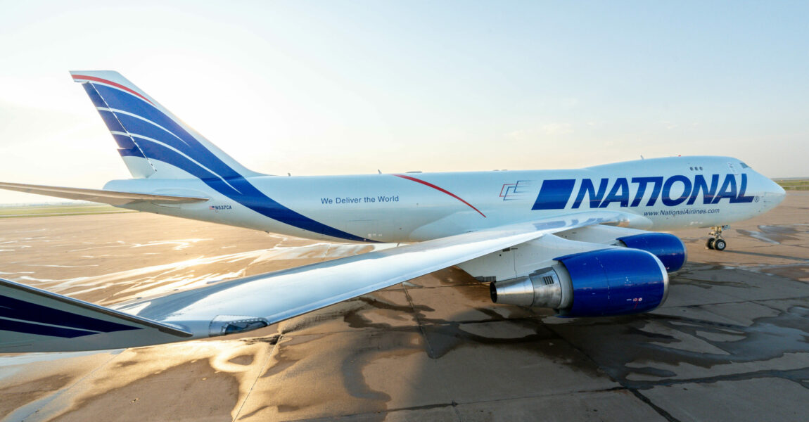 Der Hamburger Lackhersteller Mankiewicz lieferte die komplette Farbpalette für die Lackierung von Rumpf, Leitwerk und Tragflächen dieses Boeing 747-400F-Frachters der US-Fluggesellschaft National Airlines.