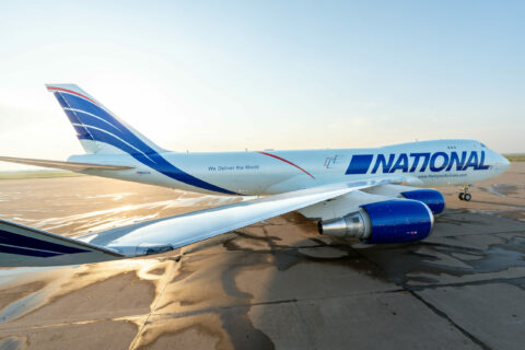 Der Hamburger Lackhersteller Mankiewicz lieferte die komplette Farbpalette für die Lackierung von Rumpf, Leitwerk und Tragflächen dieses Boeing 747-400F-Frachters der US-Fluggesellschaft National Airlines.