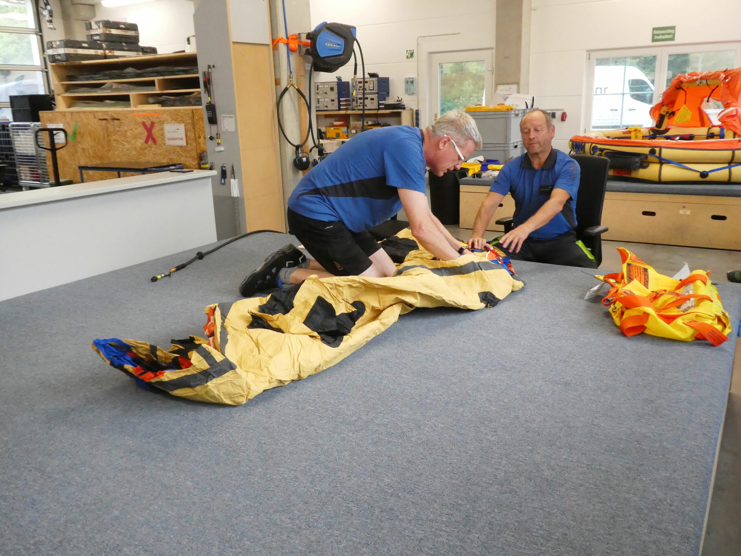 Treibmittelflasche und ELT-Notsender