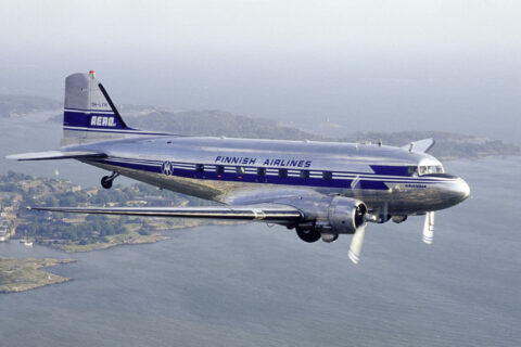 Der finnische Luftfahrtverein Airveteran betreibt diese DC-3 in den historischen Farben der Finnair.
