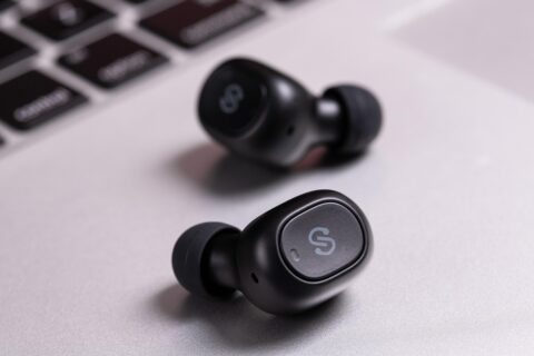 Bluetooth-Kopfhörer werden immer beliebter. Im Flugzeug dürfen sie grundsätzlich benutzt werden, solange sich das gekoppelte Gerät im Flugmodus befindet