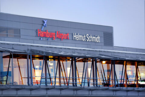 Der Hamburger Flughafen trägt den Namen des ehemaligen Bundeskanzlers Helmut Schmidt. 